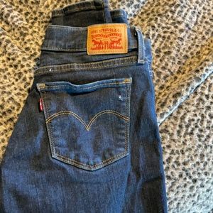 Levi Super Skinny Distressed jeans